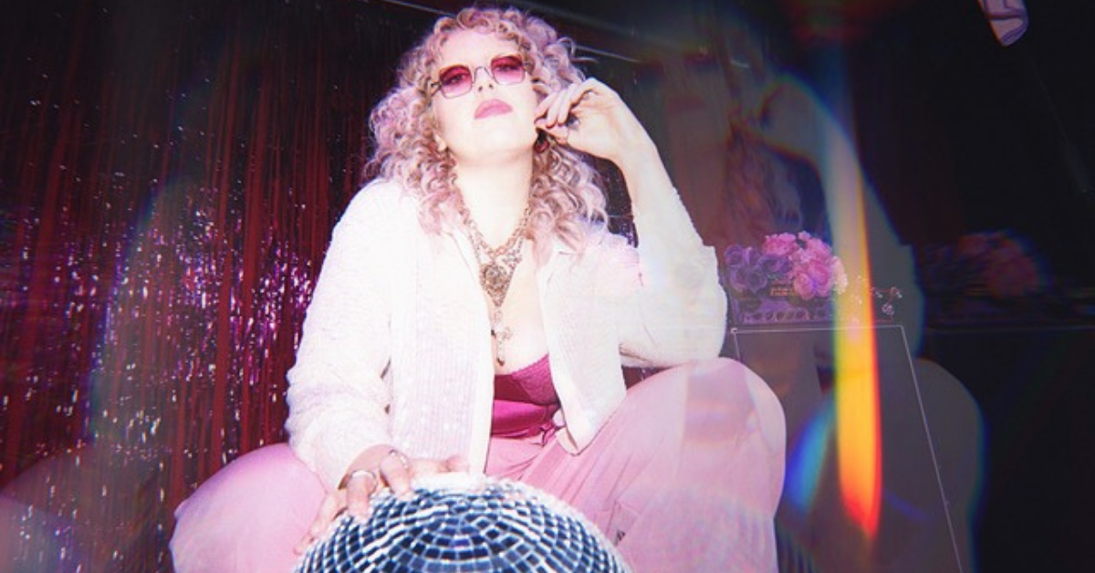 Queer DIY artist Foxgluvv premieres visuals for  “Lesbians on The Beach”